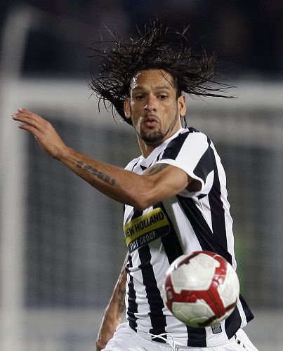 篮球湖人全队配合默契提升（湖人全队配合日益默契）