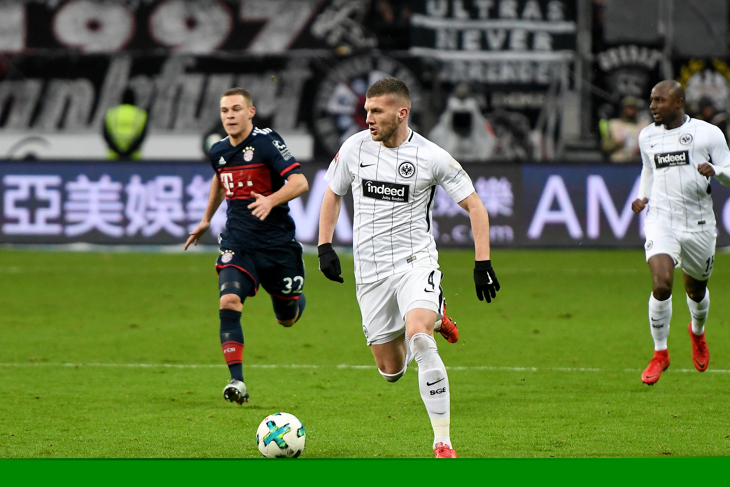 足球国足门将扑出关键点球，助球队惊险取胜（国足门将力拒关键点球，助队惊险取胜）