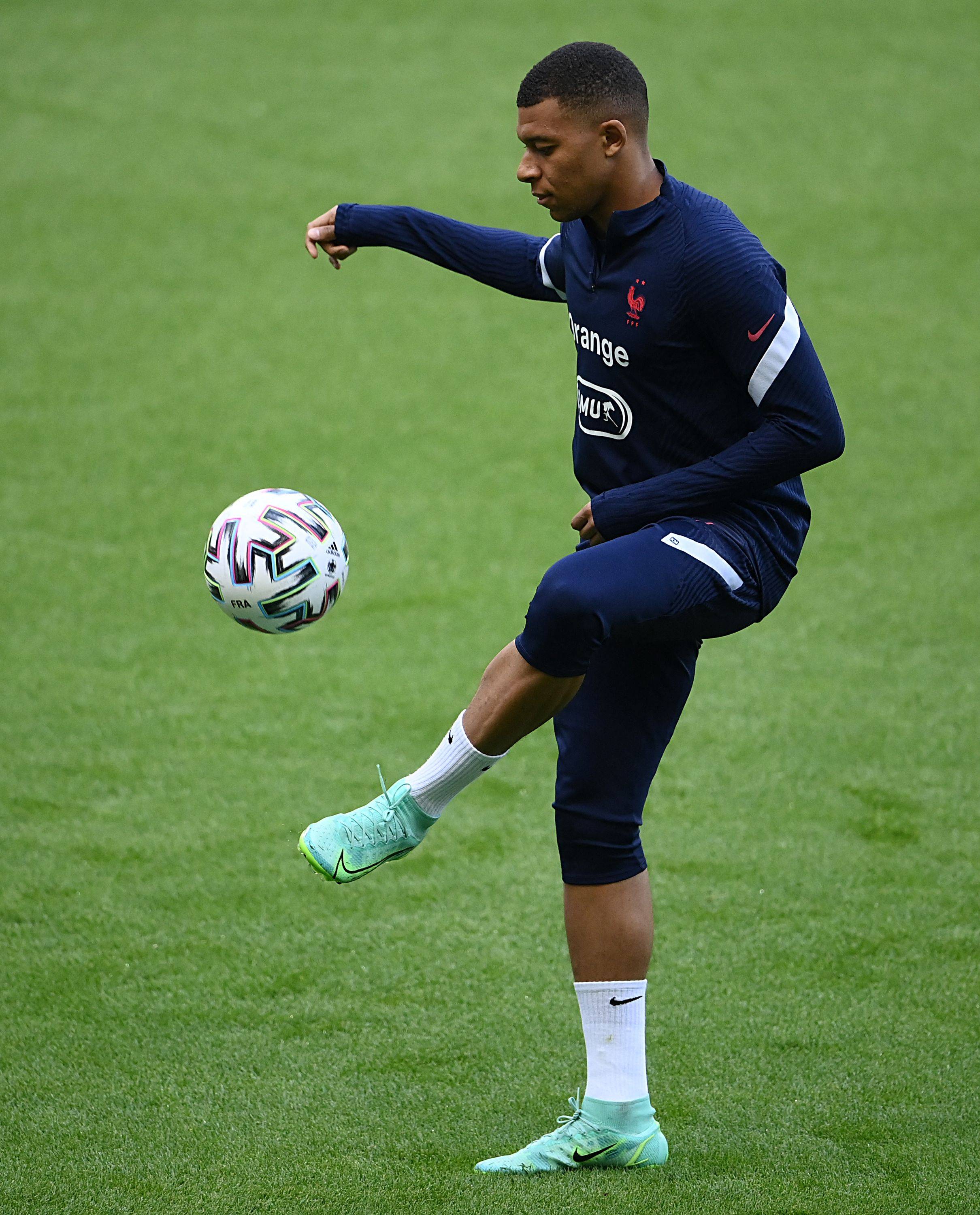 佛罗伦萨连续8场不胜，赛后哲科拿着扩音器与球迷沟通（佛罗伦萨八场不胜，哲科赛后持扩音器与球迷交流）