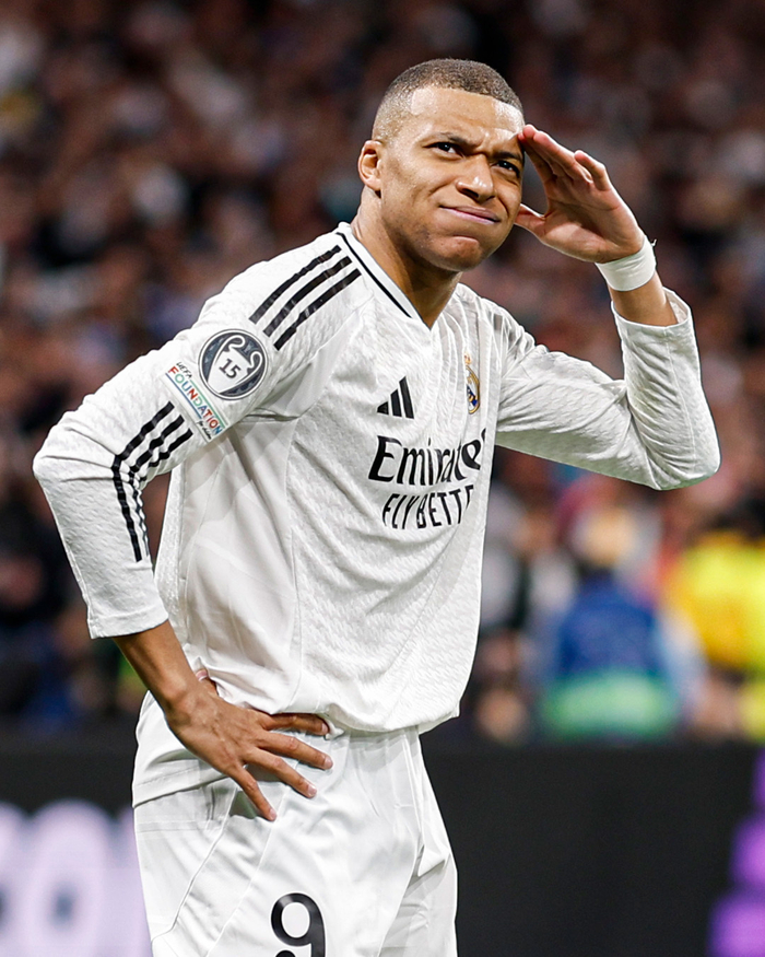 邮报：红军vs毕包前安菲尔德主看台发生误报，球迷被暂时疏散（邮报：利物浦vs毕尔巴鄂赛前安菲尔德主看台误报，球迷短暂撤离）