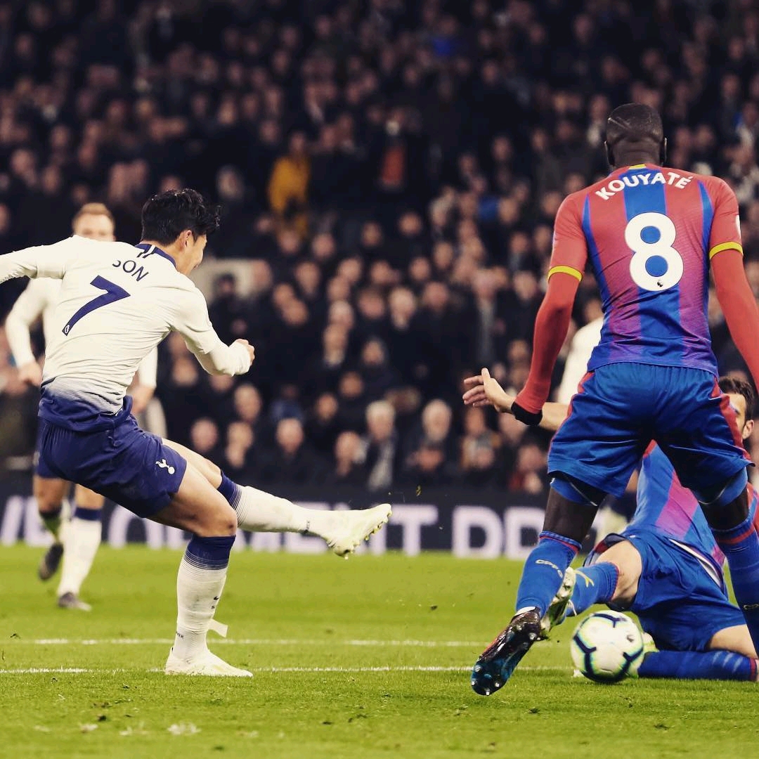 齐达内访华与樊振东互动，展现球技，赞其乒乓球成就，两人友好交流，共话皇马。（齐达内访华与樊振东同台互动，秀球技点赞其乒乓成就，友好交流共话皇马）