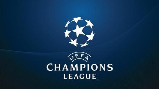 球员赛后把球鞋送给小球迷